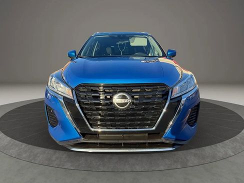 Used 2023 Nissan Kicks SV image 2