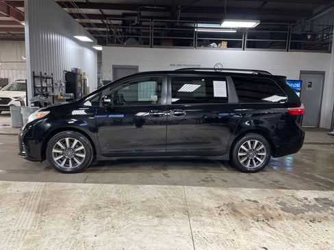 Used 2018 Toyota Sienna Limited image 2