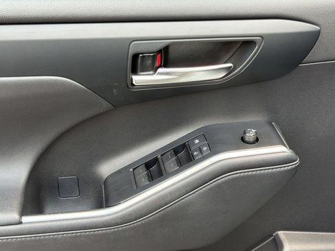 Used 2020 Toyota Highlander XLE FWD image 13