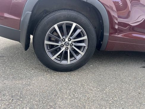 Used 2018 Toyota Highlander XLE AWD/4WD image 39