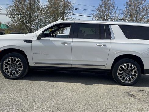 Used 2023 GMC Yukon XL Denali Ultimate AWD/4WD image 4