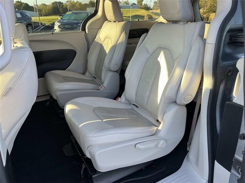 Used 2021 Chrysler Pacifica Touring-L image 22
