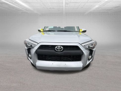 Used 2018 Toyota 4Runner SR5 AWD/4WD image 16