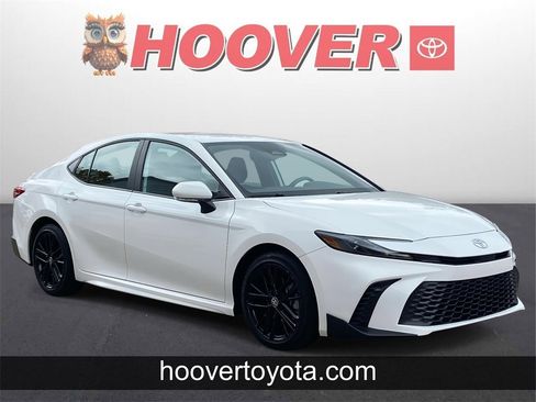 Used 2025 Toyota Camry SE image 1