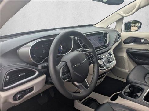 Used 2024 Chrysler Pacifica Limited FWD image 10