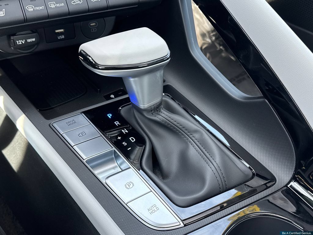 Certified 2026 Hyundai Elantra Limited FWD image 32