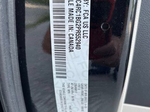 Used 2023 Chrysler Pacifica Touring-L FWD image 29