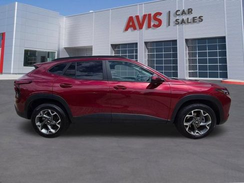 Used 2025 Chevrolet Trax LT w/ LT Convenience Package FWD image 5