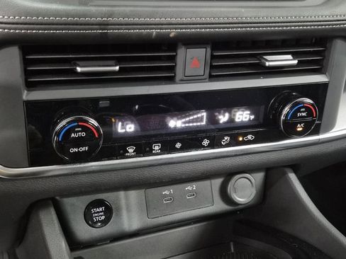 Used 2024 Nissan Rogue SV image 30