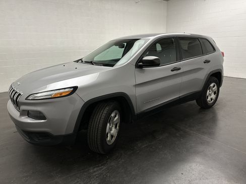 Used 2015 Jeep Cherokee Sport image 4