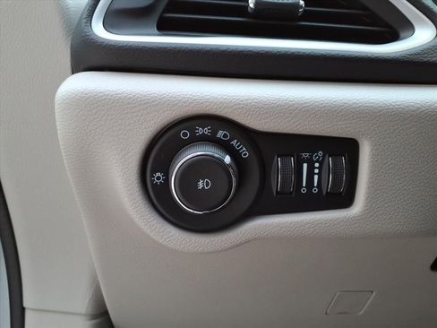 Used 2024 Chrysler Pacifica Touring-L image 16