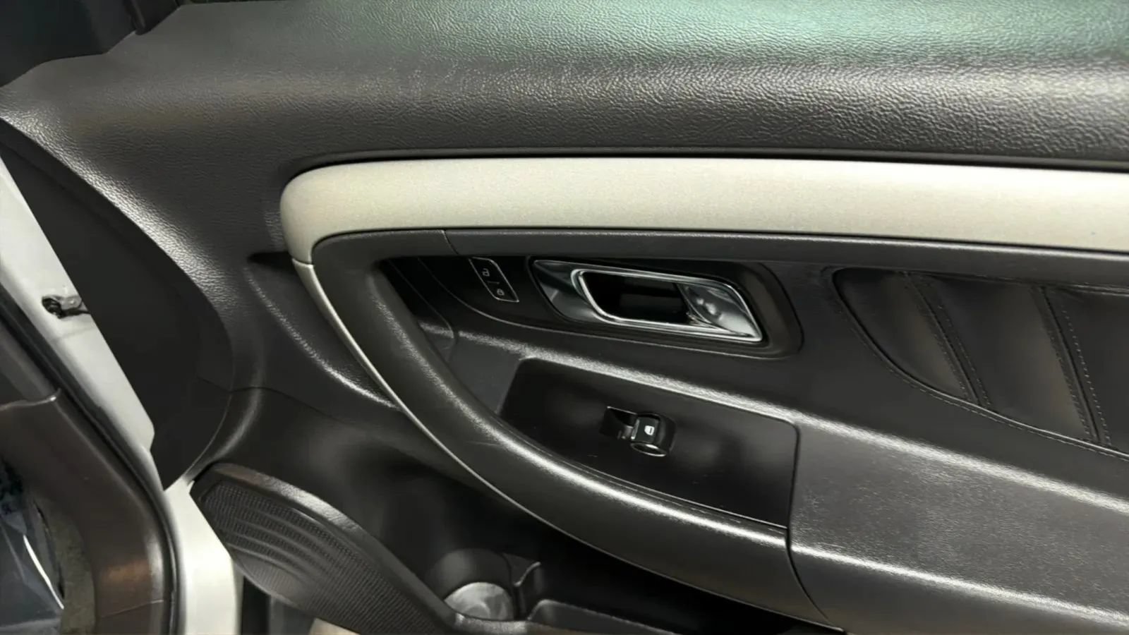 Used 2014 Ford Taurus SEL w/ Equipment Group 201A FWD image 17