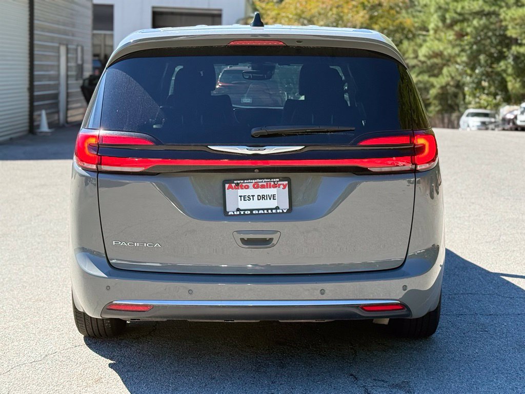 Used 2025 Chrysler Pacifica Select FWD image 6