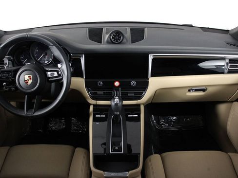 Certified 2025 Porsche Macan AWD/4WD image 11