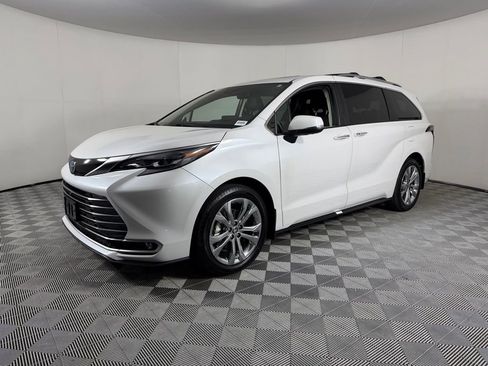 Used 2024 Toyota Sienna Platinum FWD image 3