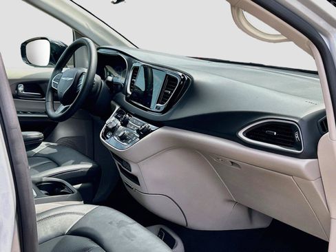 Used 2024 Chrysler Pacifica Touring-L FWD image 16