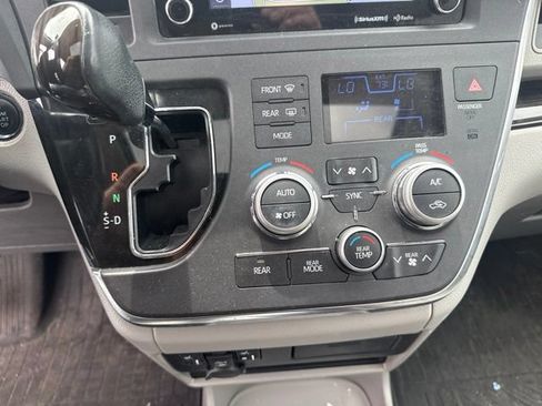 Used 2018 Toyota Sienna XLE Premium FWD image 19