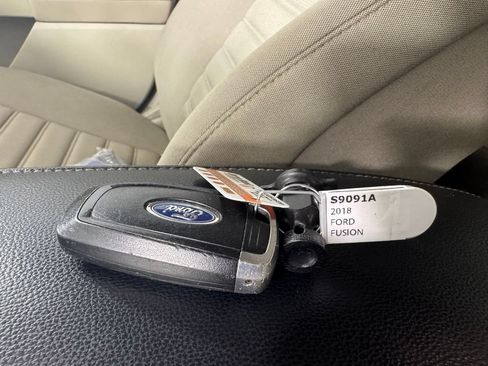 Used 2018 Ford Fusion SE w/ Fusion SE Technology Package FWD image 3