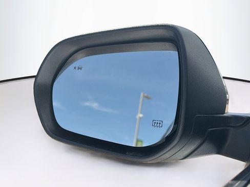 Used 2025 Chevrolet Traverse LT AWD/4WD image 16