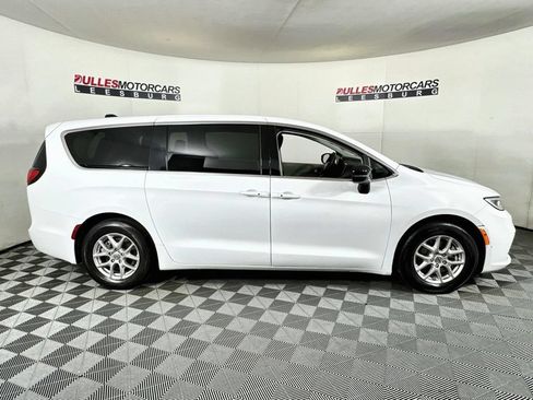 Used 2024 Chrysler Pacifica Touring-L FWD image 8