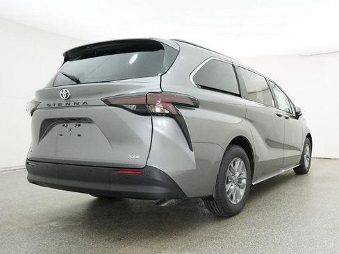 New 2026 Toyota Sienna XLE image 27