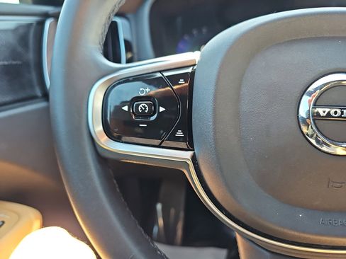 Used 2023 Volvo XC60 B5 Ultimate w/ Protection Package Premier image 18