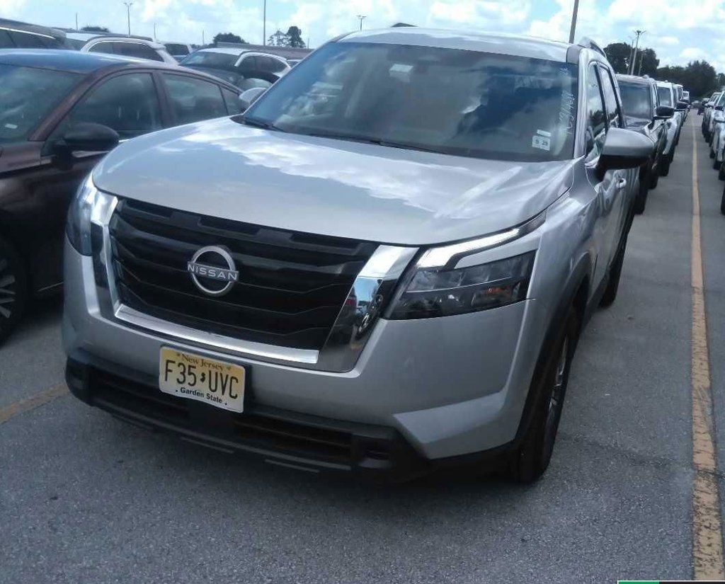 Certified 2024 Nissan Pathfinder SV FWD image 1