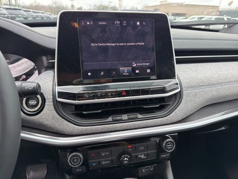 Used 2025 Jeep Compass Latitude image 19