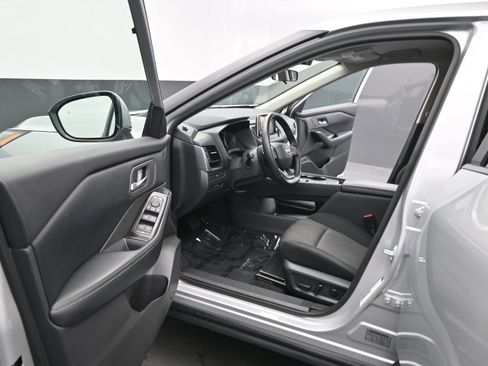 Used 2025 Nissan Rogue SV FWD image 16