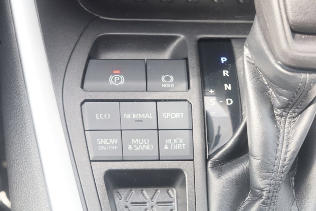 Certified 2021 Toyota RAV4 XLE w/ Convenience Package AWD/4WD image 9