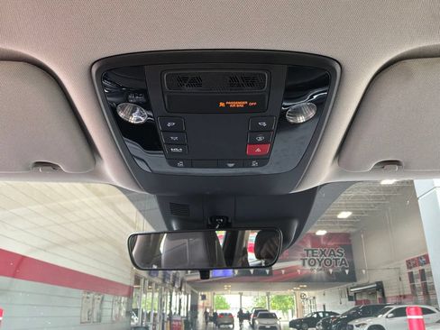 Used 2026 Kia Carnival FWD image 17