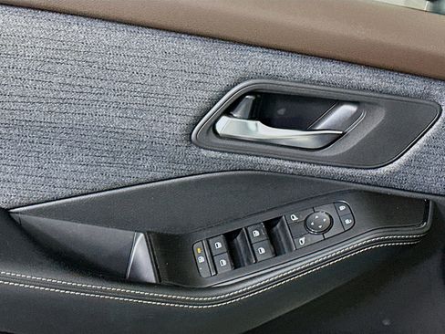 Used 2023 Nissan Rogue SV image 15