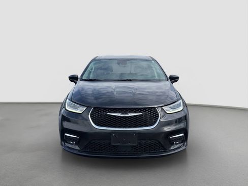 Used 2023 Chrysler Pacifica Touring-L FWD image 2