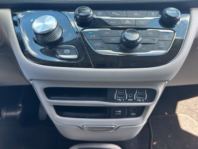 Used 2022 Chrysler Pacifica Touring-L FWD image 21