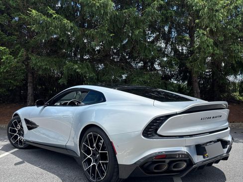 Used 2025 Aston Martin Vanquish RWD image 29
