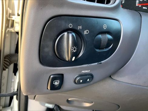 Used 2001 Ford Expedition XLT image 32