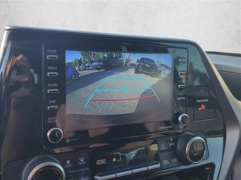 Used 2022 Toyota Highlander L FWD image 17