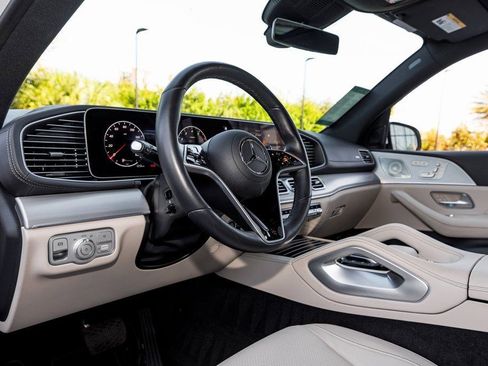 Used 2025 Mercedes-Benz GLS 450 4MATIC image 23