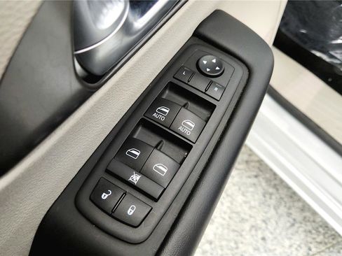 Used 2024 Chrysler Pacifica Touring-L FWD image 29