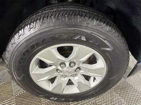 Used 2018 GMC Canyon SLE w/ SLE Convenience Package image 12