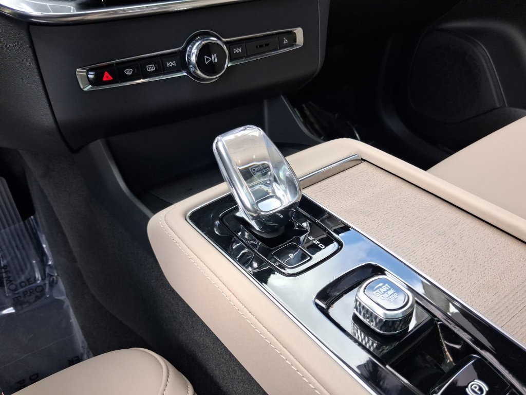 Certified 2025 Volvo XC90 B5 Core w/ Climate Package AWD/4WD image 22