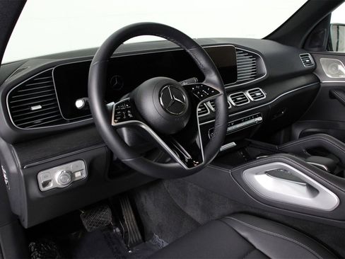 Used 2025 Mercedes-Benz GLE 450e 4MATIC image 4