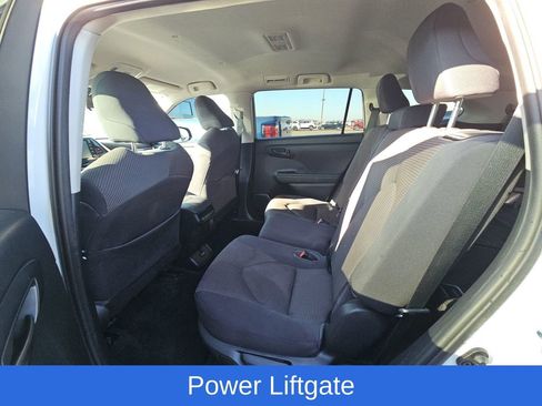 Used 2021 Toyota Highlander LE image 5