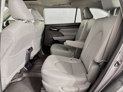 Used 2024 Toyota Highlander XLE FWD image 37