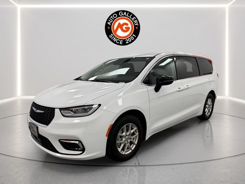 Used 2024 Chrysler Pacifica Touring-L FWD image 7