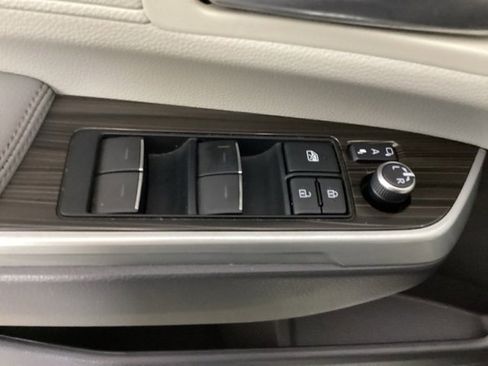 Used 2021 Toyota Sienna Limited image 19