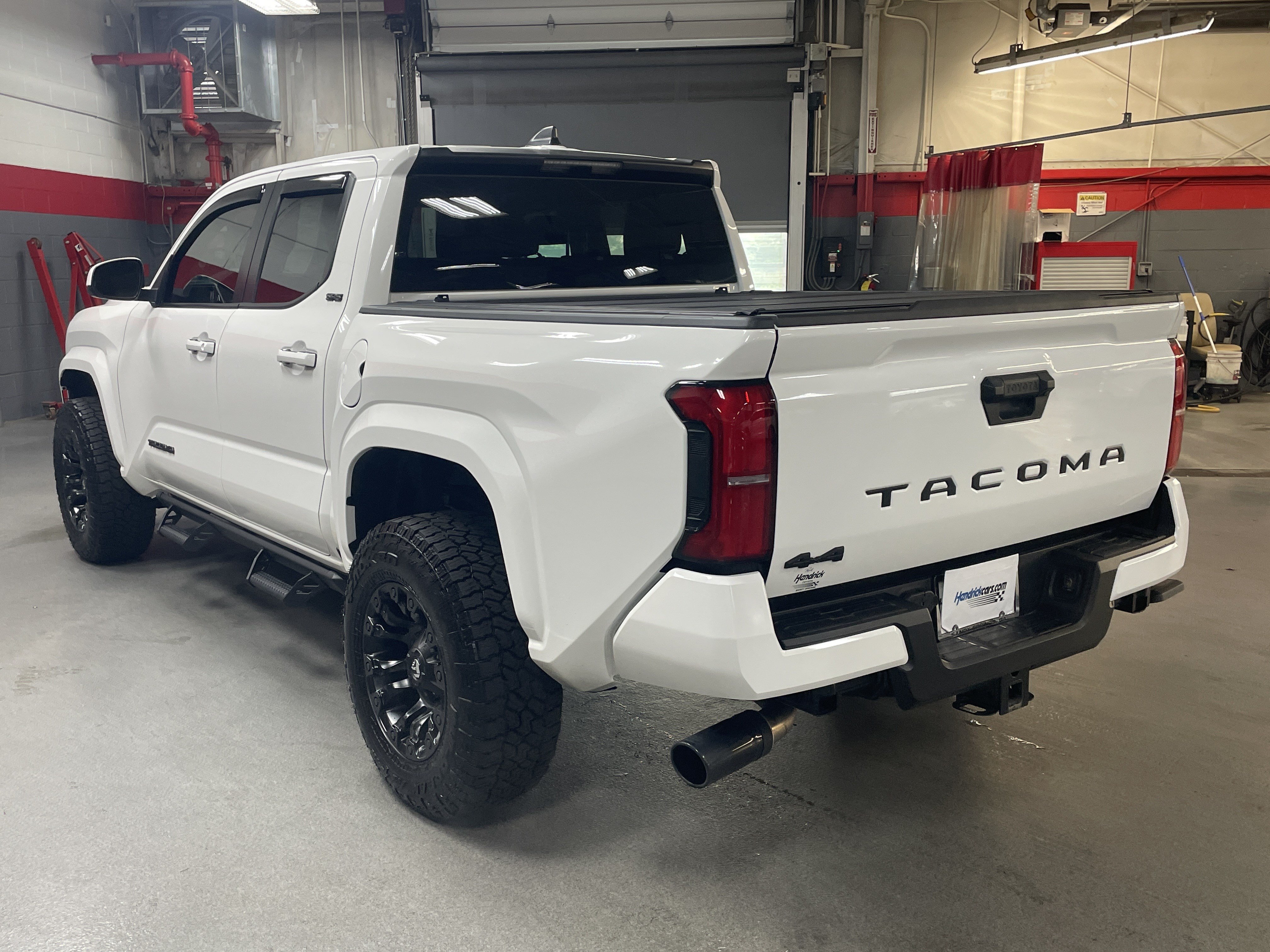 Used 2025 Toyota Tacoma SR5 AWD/4WD image 8