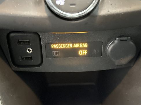 Used 2022 Chevrolet Trax LT w/ LT Convenience Package image 34