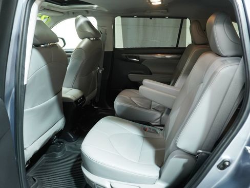 Used 2023 Toyota Highlander Limited AWD/4WD image 15