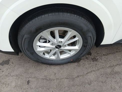 Certified 2024 Kia Carnival LX image 10